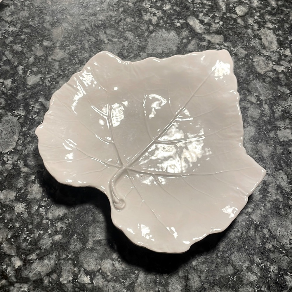Vietri‎ small off-white leaf dish; Italy